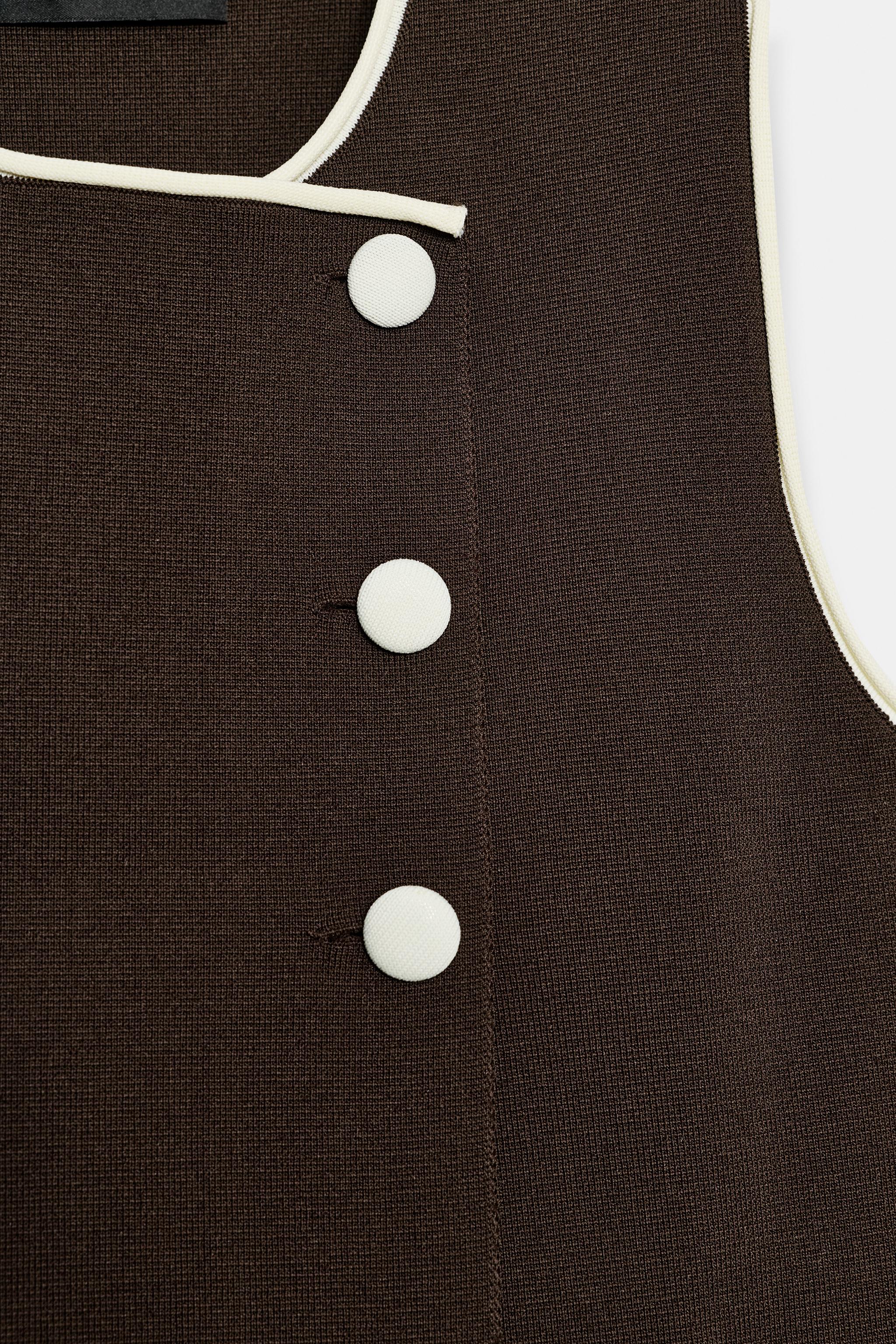 TOP EN MAILLE À BOUTONS ET CONTRASTE